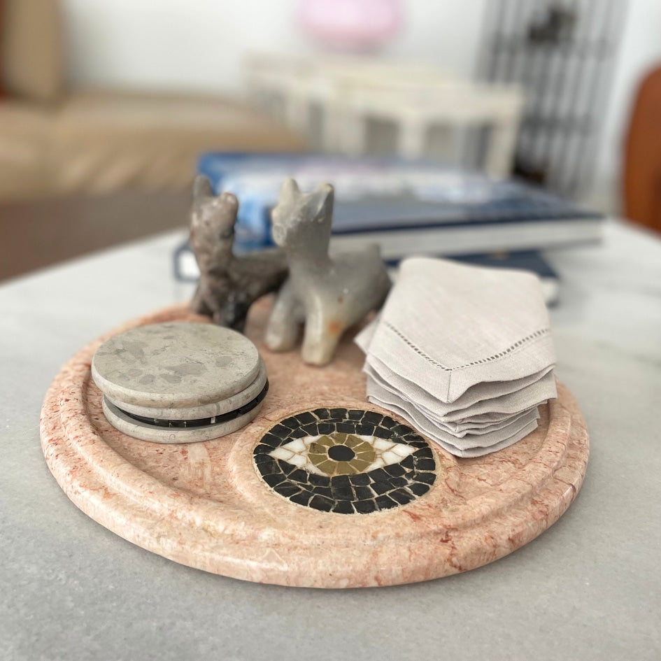 Plateau, vide poche ou centre de table en marbre et en mosaïque modèle Clin d'œil noir