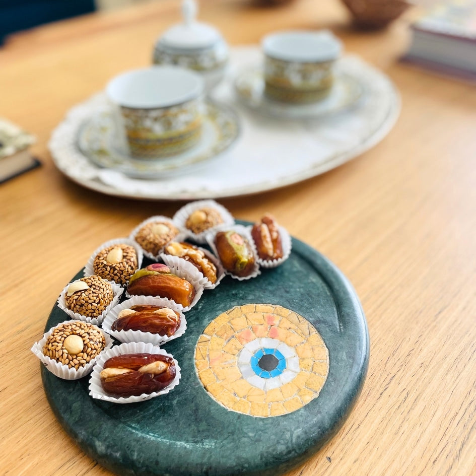 Plateau, vide poche ou centre de table en marbre et en mosaïque modèle Clin d'œil jaune