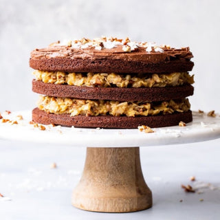 Présentoir de gateau rond avec socle en bois